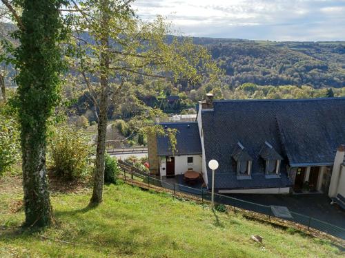 Maison avec 2 chambres est un Gîte Brugière et maison une chambre est une chambre d'hôtes Murat-le-Quaire france