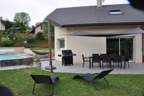 Maison avec piscine 8 couchages entre Annecy et Aix les bains Rumilly france