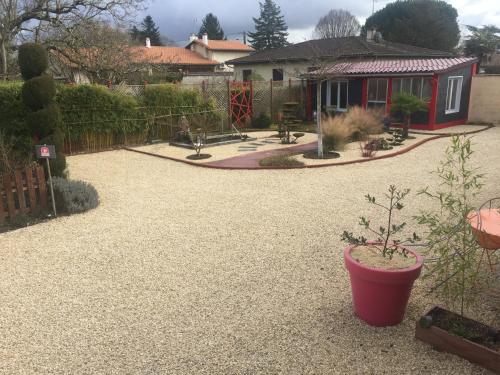 maison calme avec parking gratuit Saint-Médard-de-Guizières france