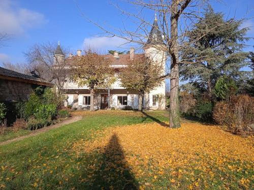 Maison calme avec piscine entourée de son parc Quintenas france