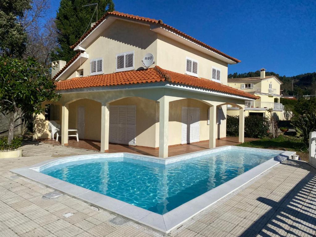 Villa Maison chaleureuse avec piscine & vue panoramique Caminho de padrastos 41, 3730-295 Vale de Cambra