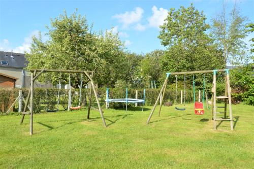 Maison confortable et bien équipée avec grand jardin avec jeux extérieurs près Bayeux et Omaha Beach Saonnet france