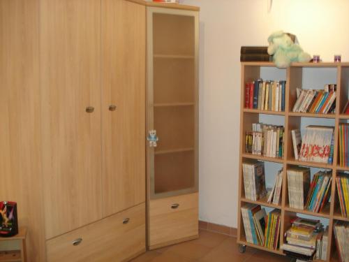 APPARTEMENT EN SOUS SOL DE VILLA avec accès jardin et piscine