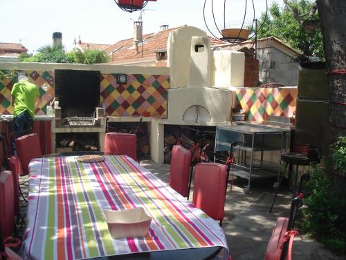 APPARTEMENT EN SOUS SOL DE VILLA avec accès jardin et piscine