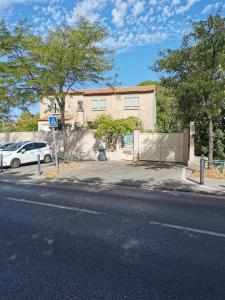 APPARTEMENT EN SOUS SOL DE VILLA avec accès jardin et piscine