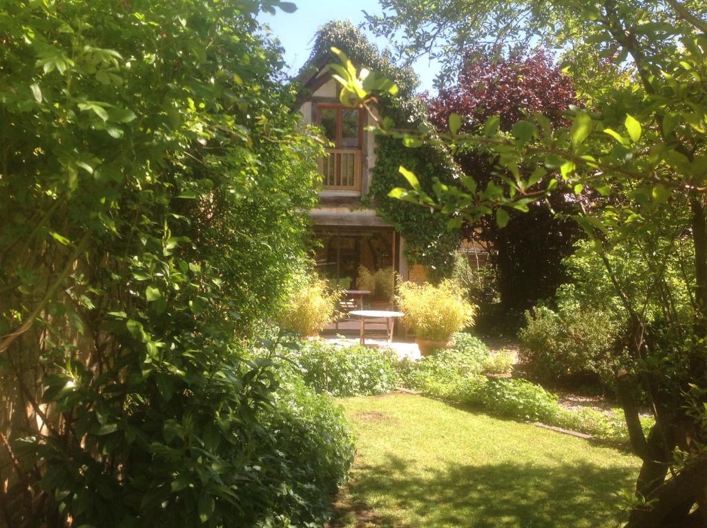 Maison d'hôtes Au Fond du Jardin Maison d'hôtes 22, rue Pierre Brossolette 76680 Saint-Saëns