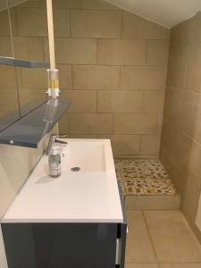 Chambre avec douche et toilettes