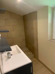 Chambre avec douche et toilettes