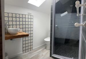 Chambre avec SDB privative, cuisine et salon partagés