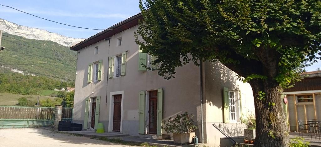 chambre avec SDB privative, cuisine et salon partagés ETAGE 2 17 Route du Lavanchon, 38760 Risset