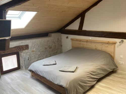 chambre avec SDB privative, cuisine et salon partagés