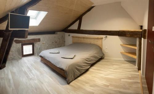 chambre avec SDB privative, cuisine et salon partagés