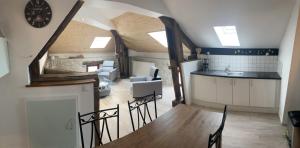chambre avec SDB privative, cuisine et salon partagés