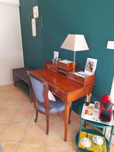 Chambre avec SDB spacieuse et lumineuse sur jardin fleuri