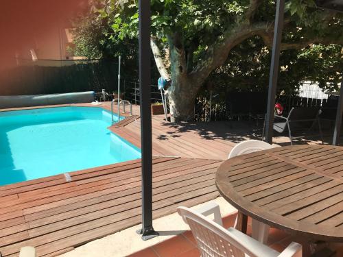 Chambre climatisée avec sdb privée dans une villa avec piscine ouverte d'avril à mi octobre