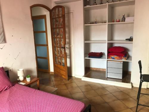 Chambre climatisée avec sdb privée dans une villa avec piscine ouverte d'avril à mi octobre