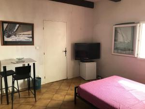 Chambre climatisée avec sdb privée dans une villa avec piscine ouverte d'avril à mi octobre