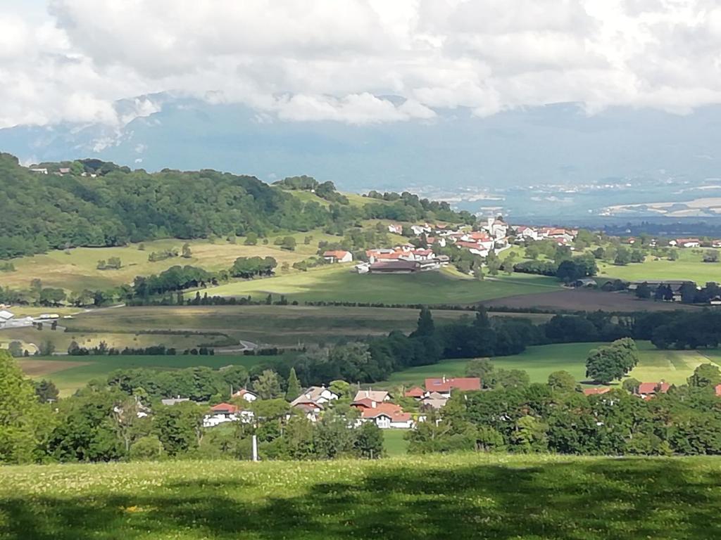 Chambre dans Maison Campagnarde 34 route du salève, 74160 Présilly