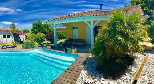 Chambre et sdb privées dans villa avec piscine