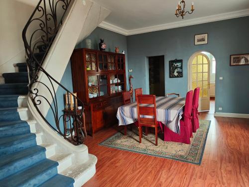 Chambre grise dans une demeure du 16ème à Saumur comprenant cuisine équipée