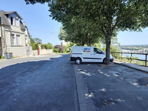 Chambre grise dans une demeure du 16ème à Saumur comprenant cuisine équipée
