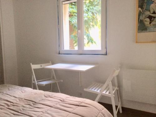 Chambre indépendante avec terrasse privée et piscine