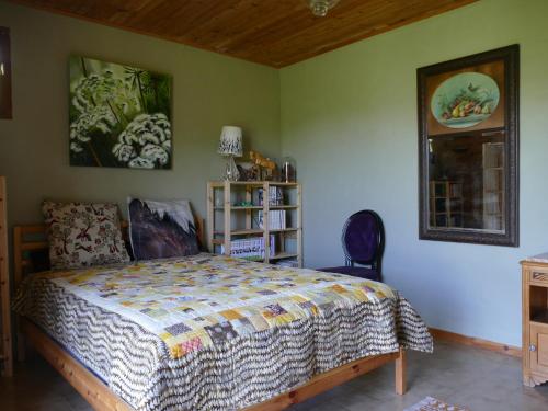 Chambre indépendante deux personnes au bord de la Blanche