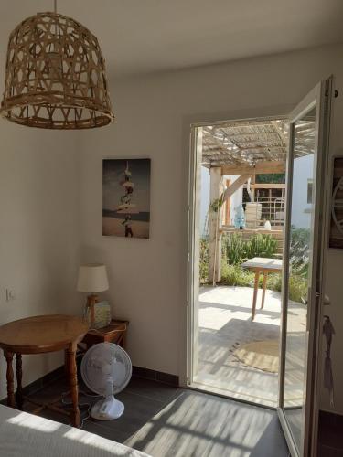 Chambre privée au coeur d'une pinède dans un quartier résidentiel