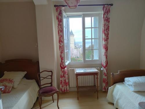 Chambre rouge dans une très belle demeure du 16ème à Saumur comprenant cuisine équipée