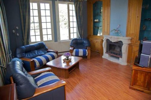 Chambre rouge dans une très belle demeure du 16ème à Saumur comprenant cuisine équipée