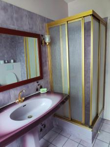 Chambre rouge dans une très belle demeure du 16ème à Saumur comprenant cuisine équipée