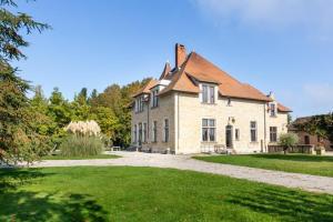 Maison d'hôtes Chambres au Château du Mouillat 380 Route du Mouillat 38110 Saint-Clair-de-la-Tour Rhône-Alpes