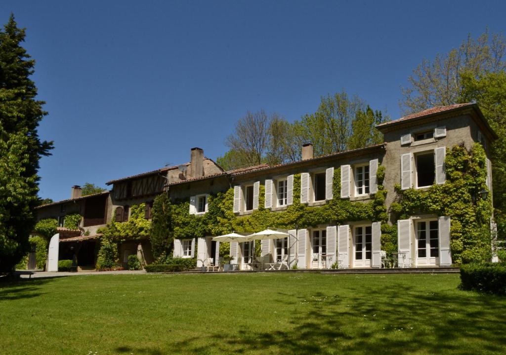 Chambres d'Hôtes Domaine du Hameau Baylesse 8, rue de la Mairie, 09300 Saint-Jean-dʼAigues-Vives