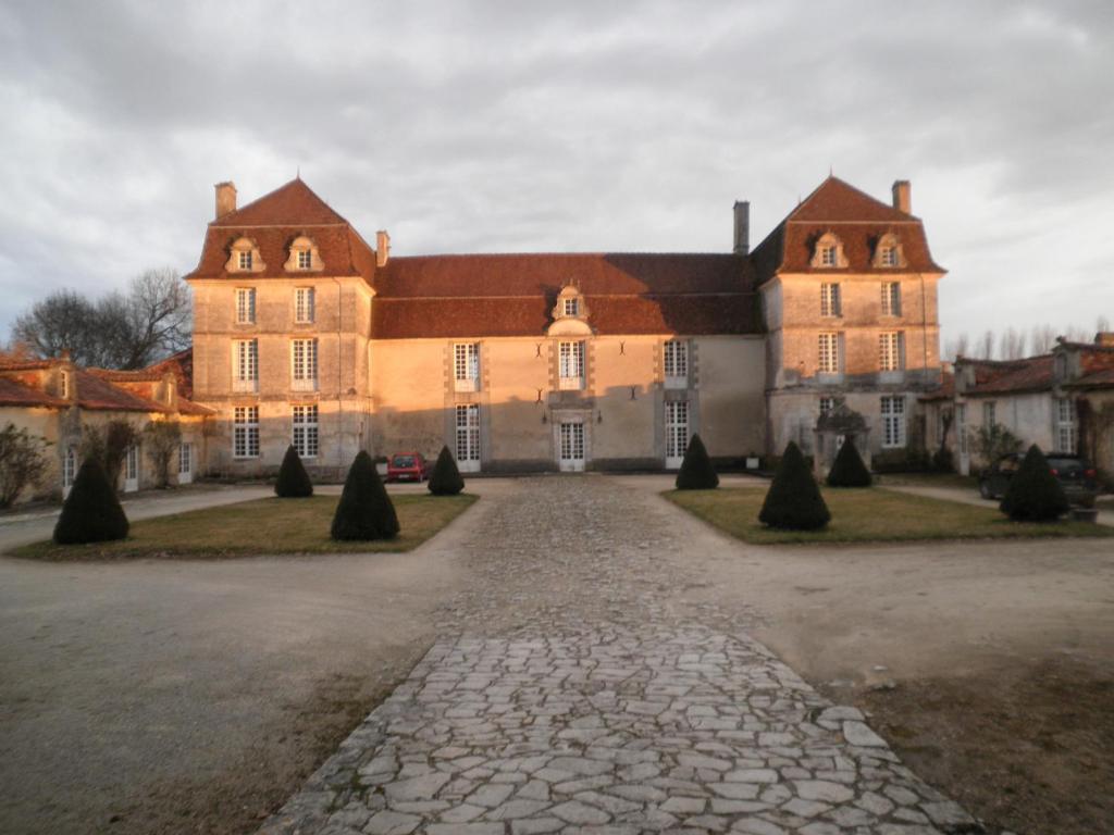 Maison d'hôtes Chambres d'Hôtes et Gîtes du Château de Clauzuroux Clauzuroux 24320 Champagne-et-Fontaine