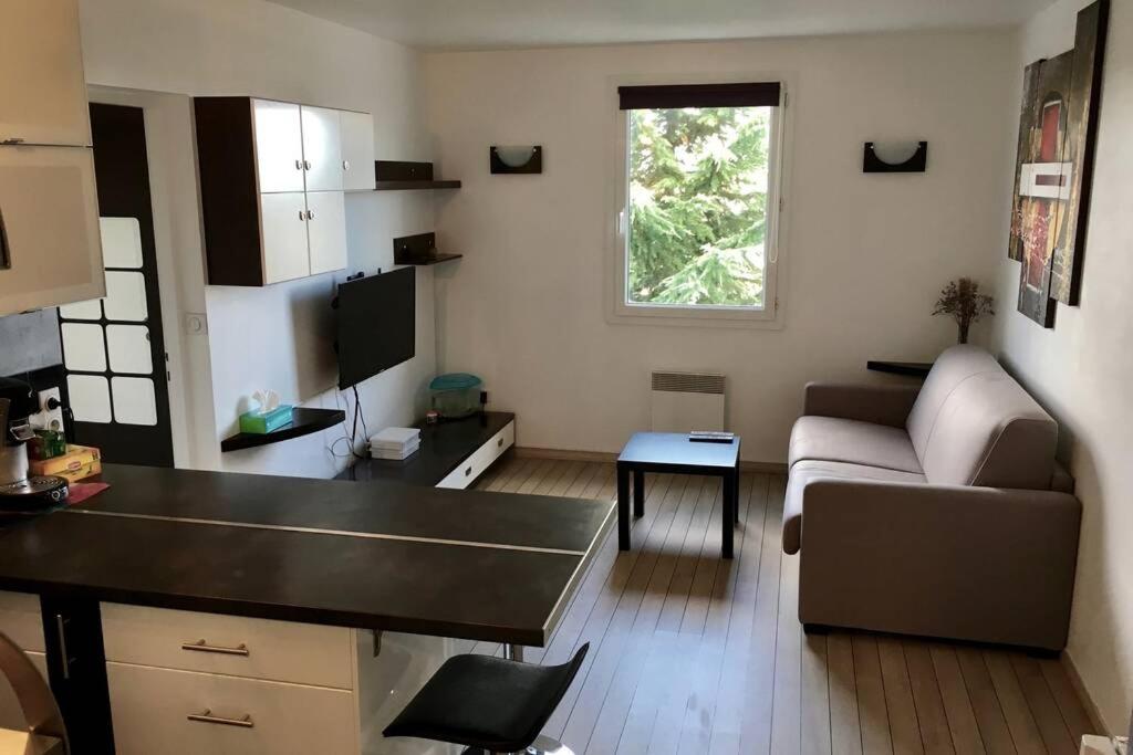 Charmant studio calme, avec piscine
