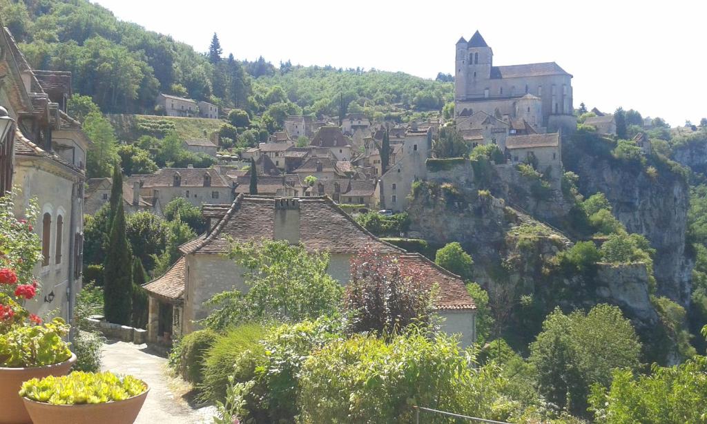 Maison d'hôtes Charme et jardin cœur St Cirq - Appartements Le Bourg 46330 Saint-Cirq-Lapopie