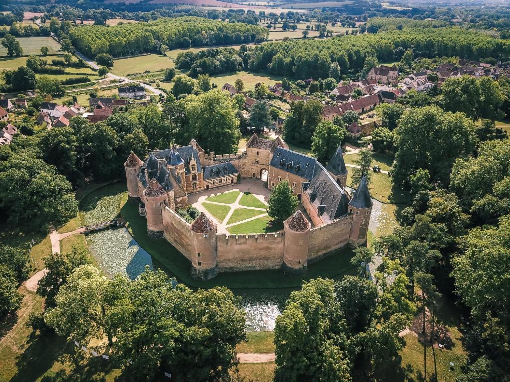 Maison d'hôtes Château d'Ainay-le-Vieil 7 rue du château 18200 Ainay-le-Vieil