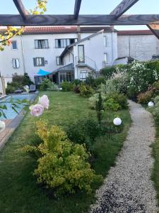 Maison d'hôtes De la Chambre au Jardin 110 rue de la République 69220 Belleville-en-Beaujolais Rhône-Alpes