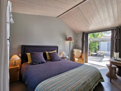 Derrière la plage : suite, patio et pergola