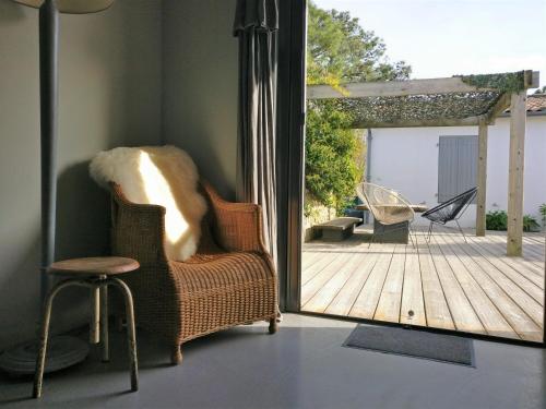 Derrière la plage : suite, patio et pergola