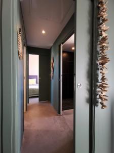 Derrière la plage : suite, patio et pergola