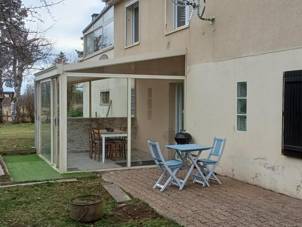 Entre Puy-de-Dôme et Corrèze Appartement pour 4 personnes avec terrasse et jardin 4 Route de Vervialle, 19340 Monestier-Merlines