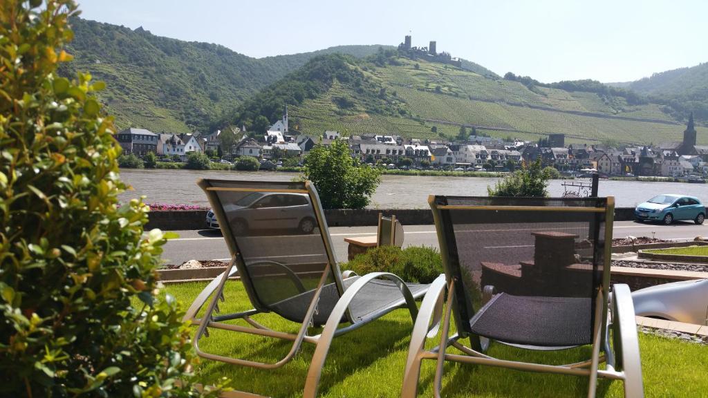 Gästehaus Burgberg, Weinhaus Fries Moselufer 6, 56332 Kattenes