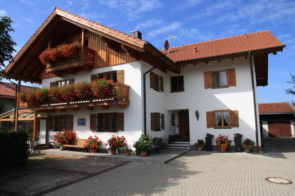 Gästehaus Burgmayr Oberlandstraße 59, 82054 Sauerlach