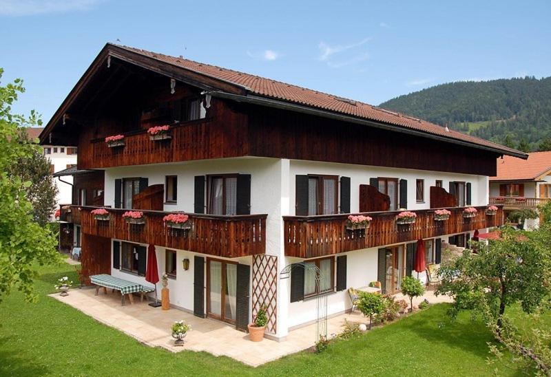 Gästehaus Maier zum Bitscher Alex-Gugler-Weg 2, 83700   Rottach-Egern