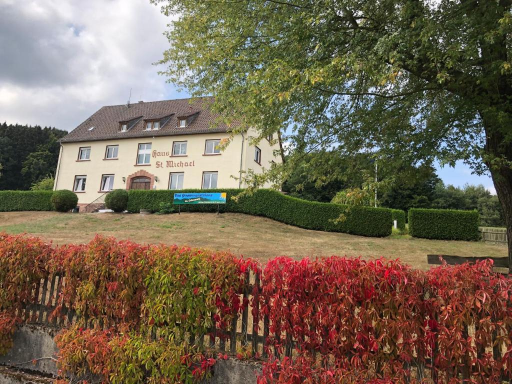 Maison d'hôtes Gästehaus St. Michael Hauptstrasse 117 64756 Mossautal