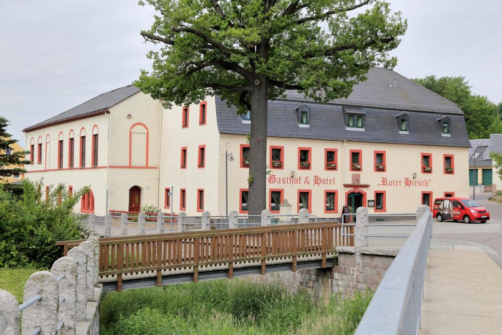 Gasthof und Hotel Roter Hirsch Am Anger 1, 09236 Claußnitz