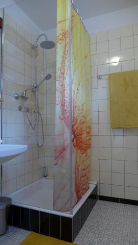 Gemütliches Zimmer mit Doppelbett und Tischtennisraum