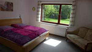 Gemütliches Zimmer mit Doppelbett und Tischtennisraum