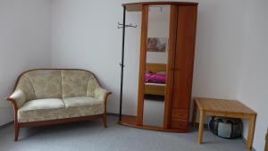 Gemütliches Zimmer mit Doppelbett und Tischtennisraum